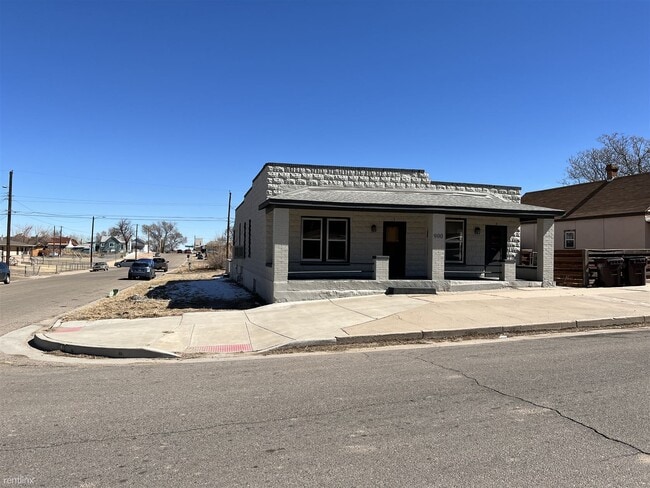 Building Photo - 1 br, 1 bath Triplex - 900 Elm Street 2