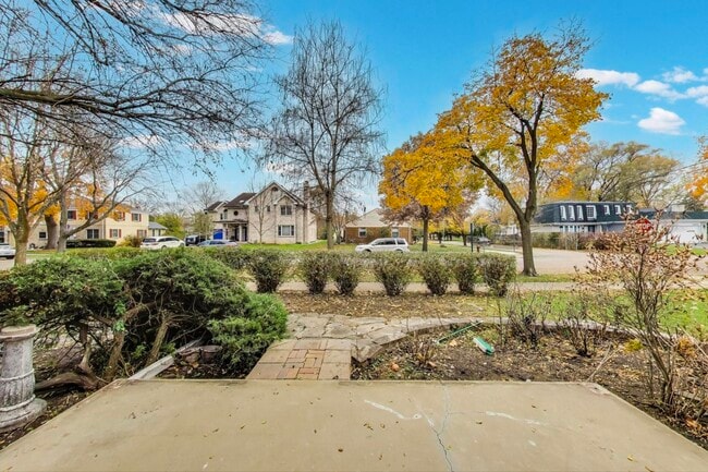 Building Photo - 4350 Bobolink Terrace