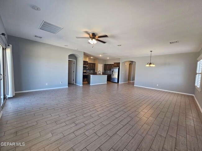 Building Photo - 7565 Wolf Creek Dr