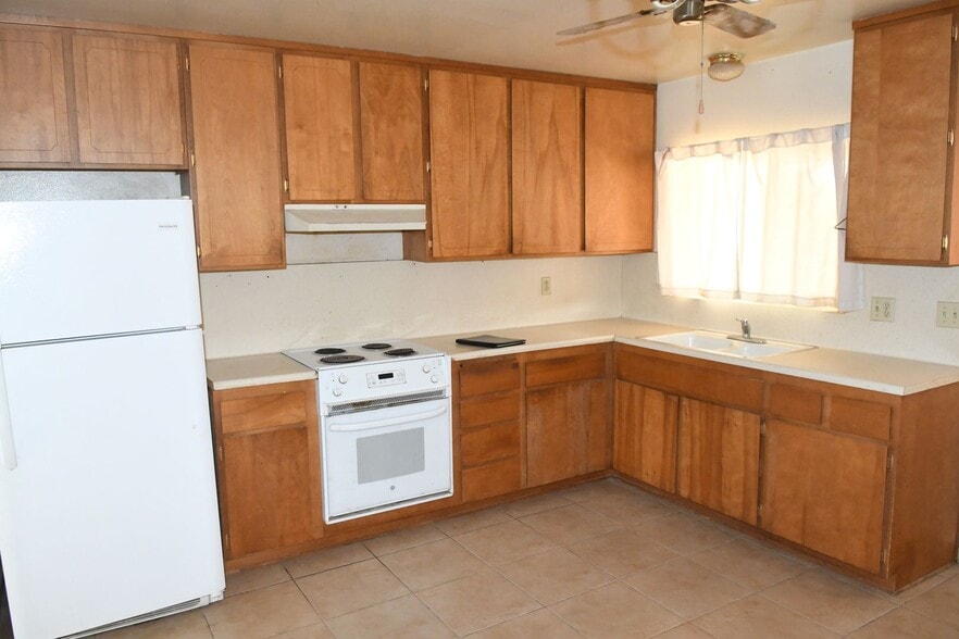 Building Photo - 3165 W Altadena Ave
