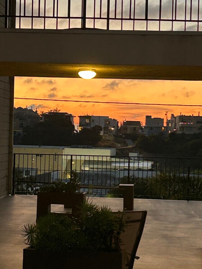 Building Photo - 1600 Ardmore Ave