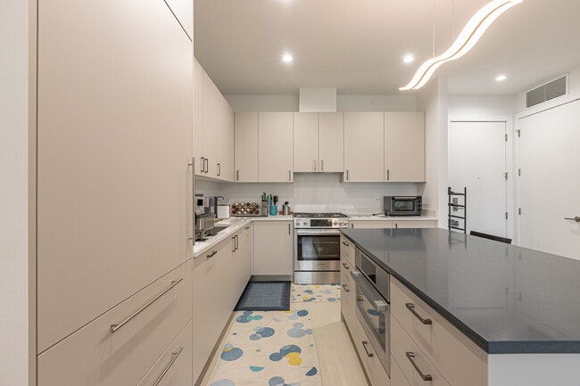 Building Photo - 1701 W Webster Ave