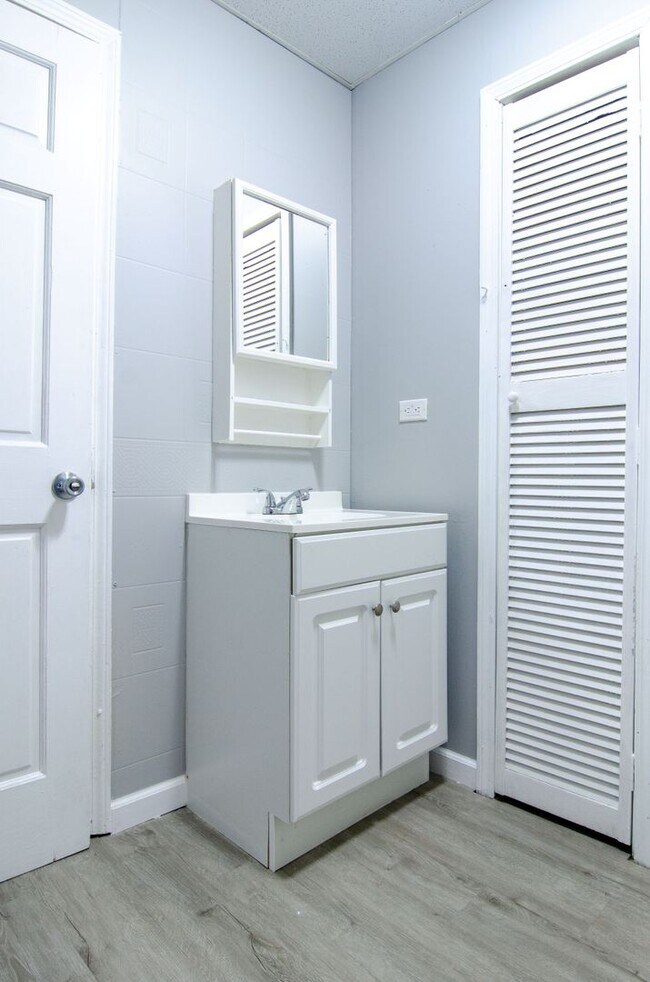 Building Photo - 2 Bed 1 Bath House