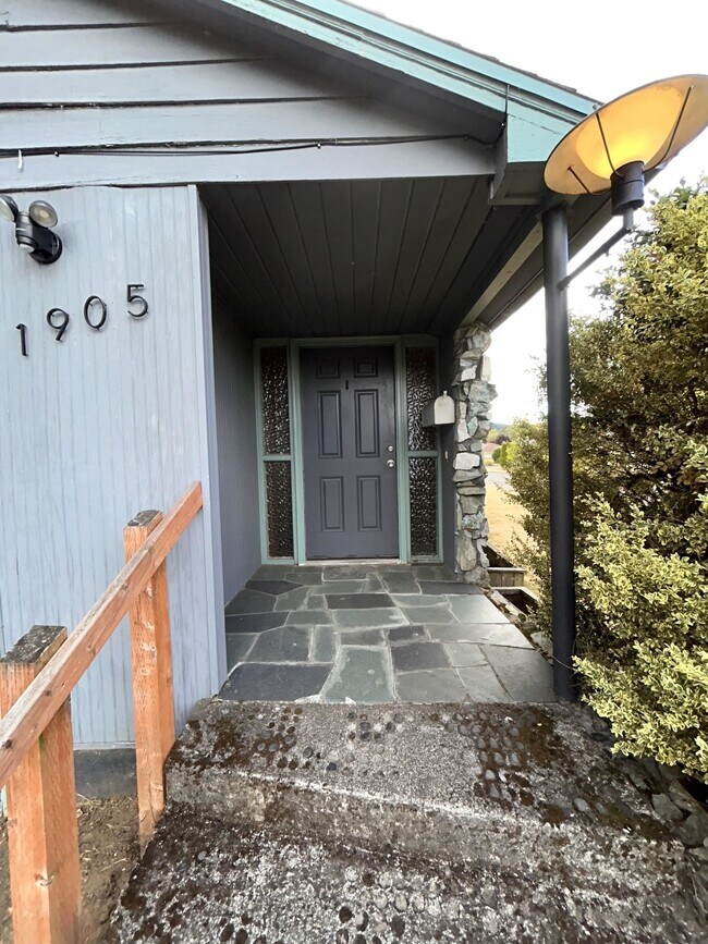 Building Photo - 1905 SE 89th Ave