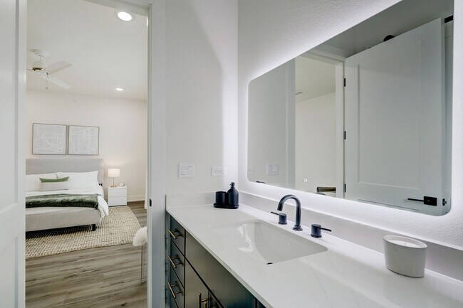 Building Photo - University Oaks – Modern Luxury Living in the Heart of Houston