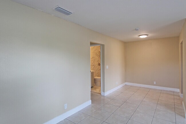 Building Photo - 1045 Miami Blvd
