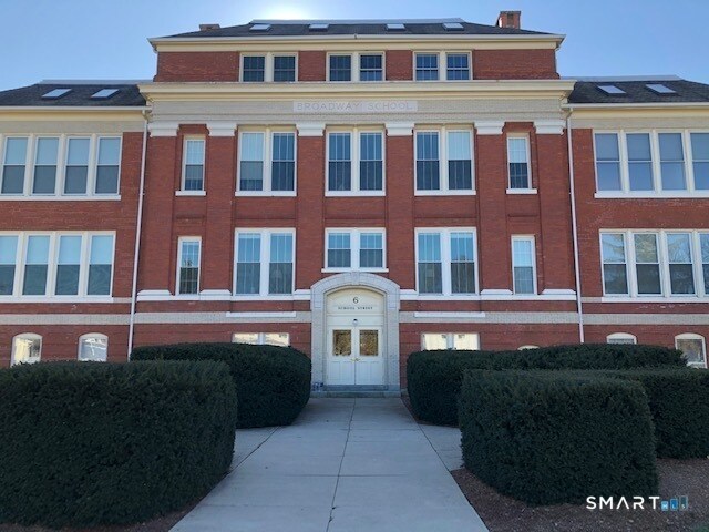 Building Photo - 6 School St