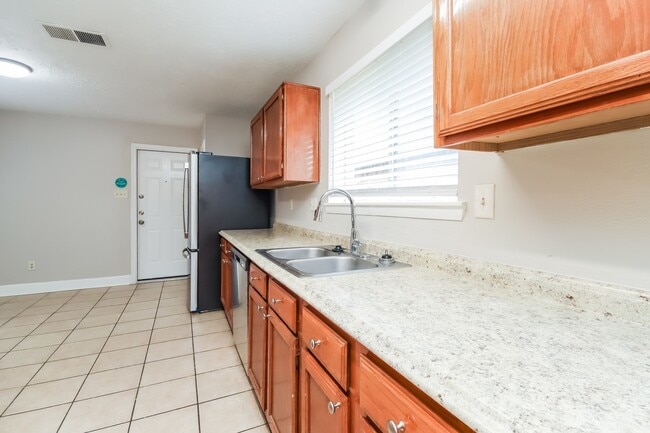 Building Photo - 10930 Rosewood Ct