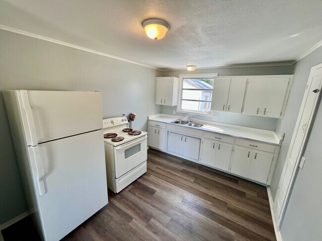 Building Photo - Cute 2BR/1BA Zephyrhills Duplex NO APPLICATION FEE!