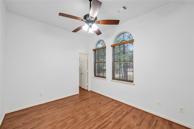 Building Photo - 203 Mapleleaf St