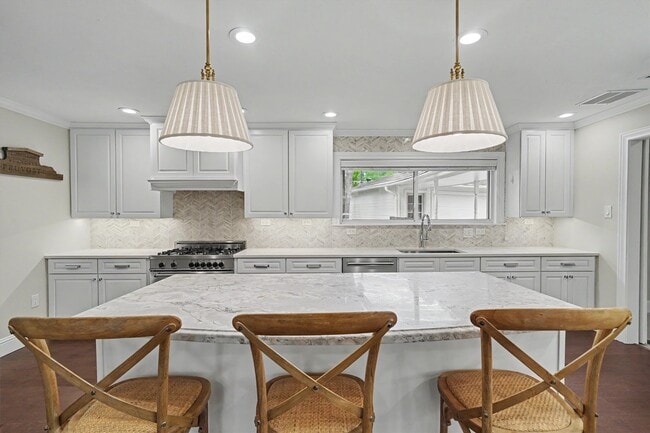 Building Photo - 751 Bison Dr