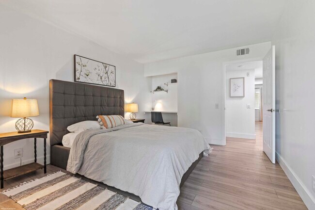 Building Photo - 711 Forest Club Dr