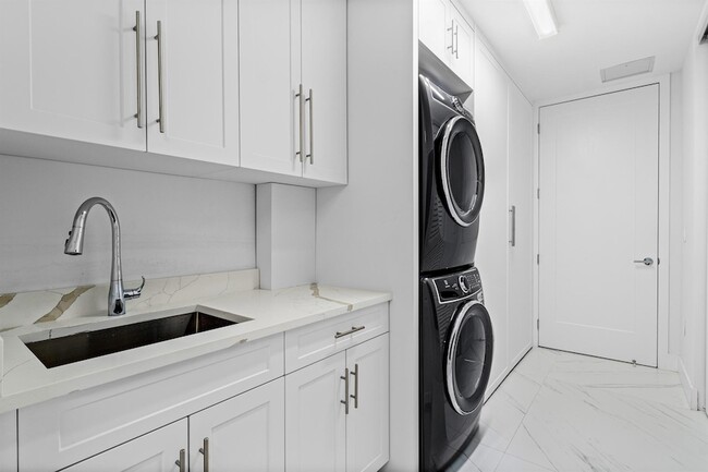 Building Photo - 495 E Royal Palm Rd