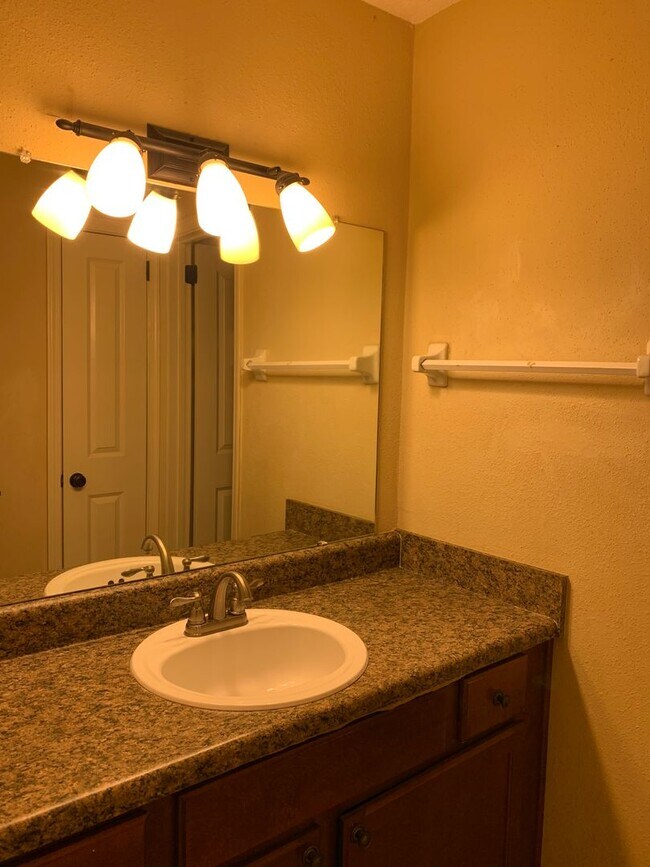 Building Photo - Condo for rent in Hoover
