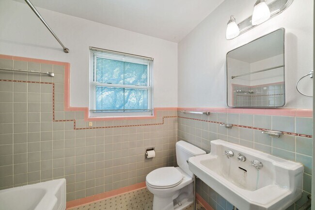 Building Photo - 2BED, 2BATH HOLLYWOOD PARK