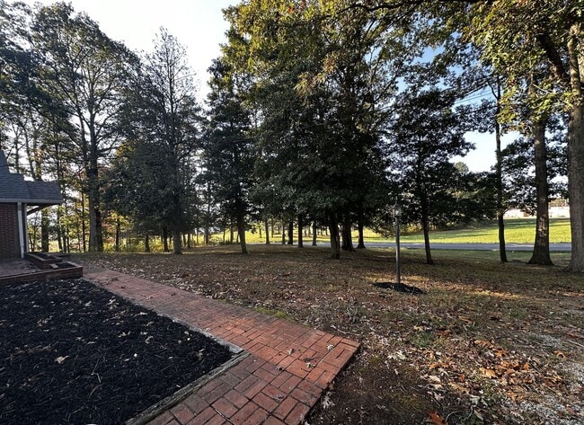 Building Photo - Spacious 3 bedroom/ 2.5 bath home near Exi...