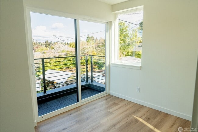 Building Photo - 2Bd/1.75Ba Seattle Townhome
