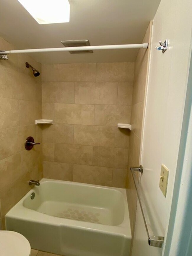 Building Photo - Four Paddle Condominium in Waikiki
