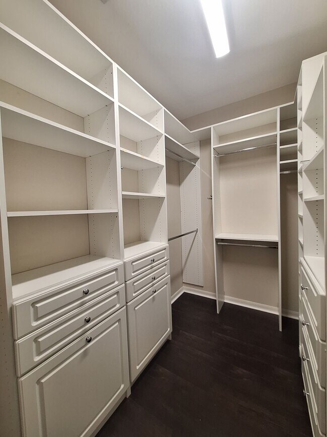 Building Photo - Charming 3-Bedroom Home with Spacious Back...