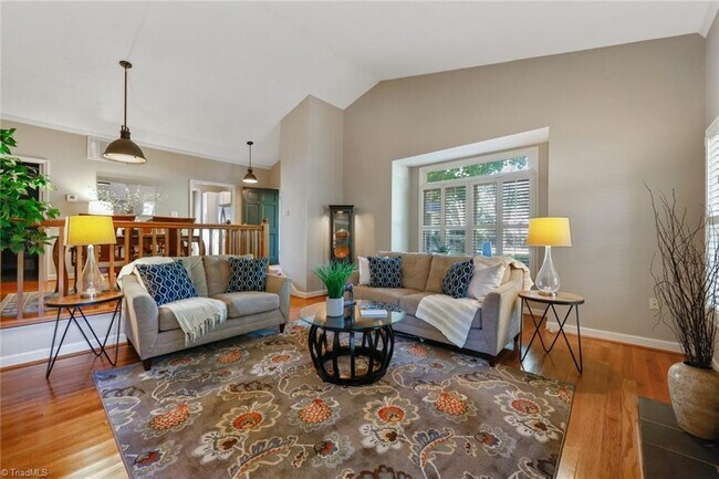 Building Photo - 1822 Oakcrest Ct