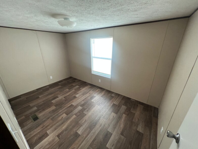 Building Photo - 100 Harvest Ln