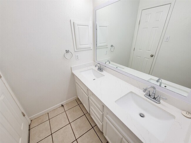 Building Photo - 3610 Honey Creek Dr