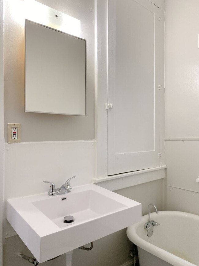 Building Photo - 1/2 OFF FIRST MONTH'S RENT SPECIAL On Upda...