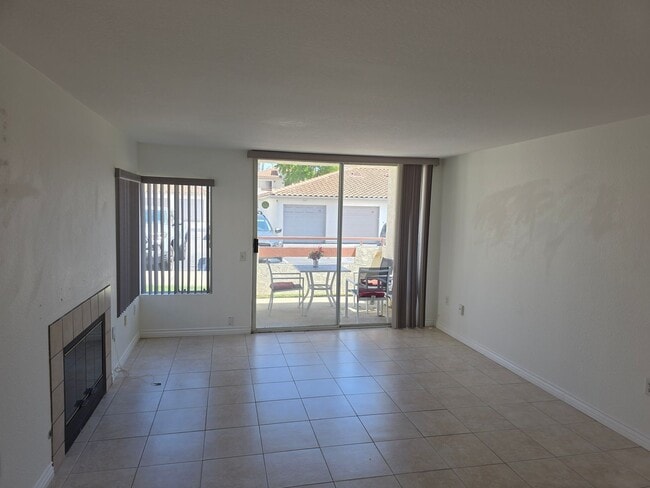 Building Photo - Vibrant 2 bedroom/2 bath condo in a great community with quick access to main commuter arteries