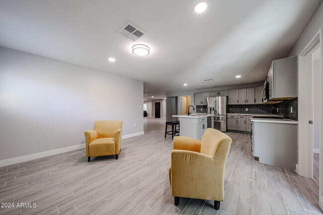 Building Photo - 11207 S Iroquois Dr