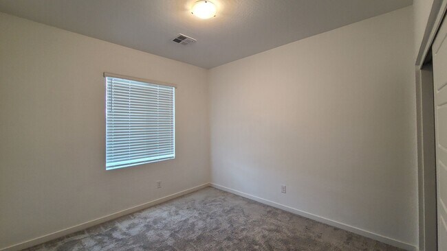 Building Photo - 3 Bedroom 2.5 Bath Townhouse