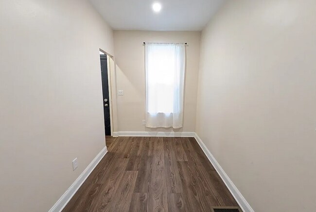 Building Photo - Charming 4 beds 3 baths in Cleveland!