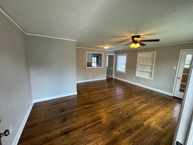 Building Photo - Cute 2 Bed 1 Bath House on Corner Lot