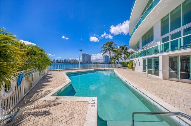 Building Photo - 2000 Bay Dr