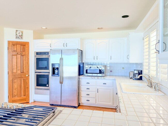 Building Photo - Stunning Oceanfront 3 Bed 3 Bed | Hollywoo...