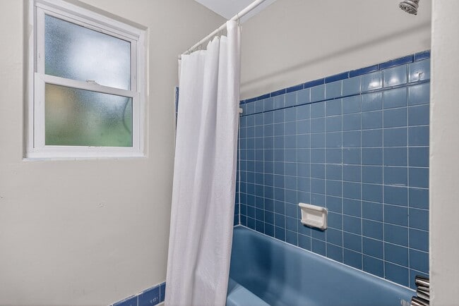 Building Photo - 901 S Madison Dr