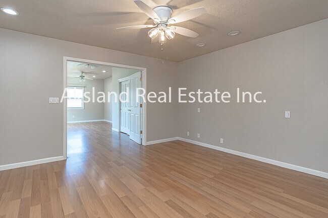 Building Photo - 697 Garden Gate Dr