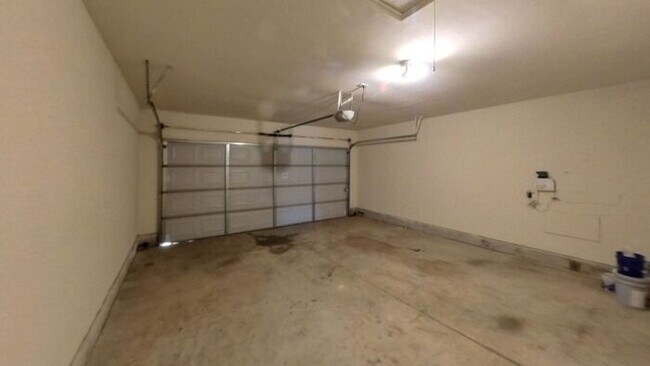Building Photo - Yukon 4 Bed