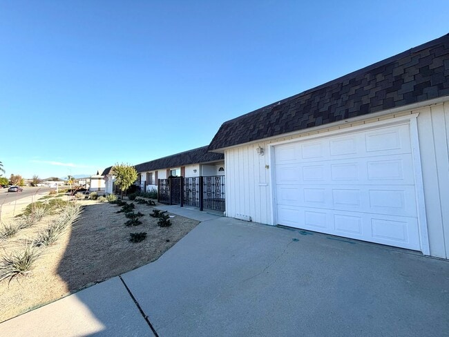 Building Photo - 55+ community-Move-in Ready 2 Bedroom 2 Bath Sun City Home!