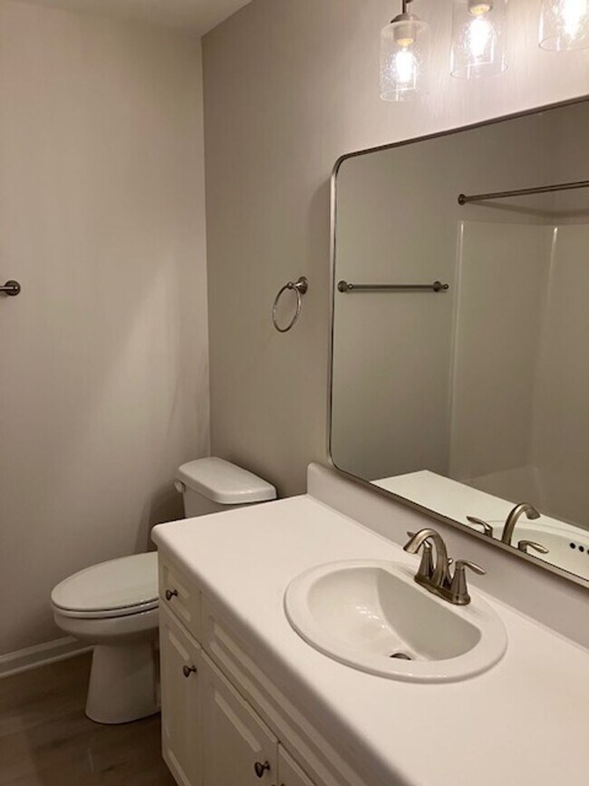 Building Photo - 908-C