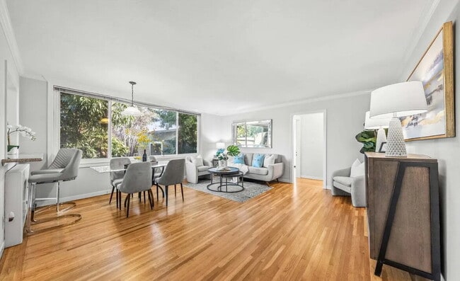 Building Photo - Spacious 1 bedroom 1 bathroom top floor unit in a highly desirable west side location!