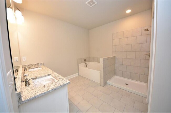 Building Photo - 2170 Manor Pointe Dr