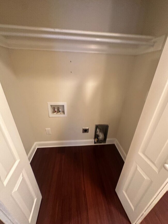 Building Photo - Gorgeous, 3 bedroom, 2.5 bath home, ready for move in