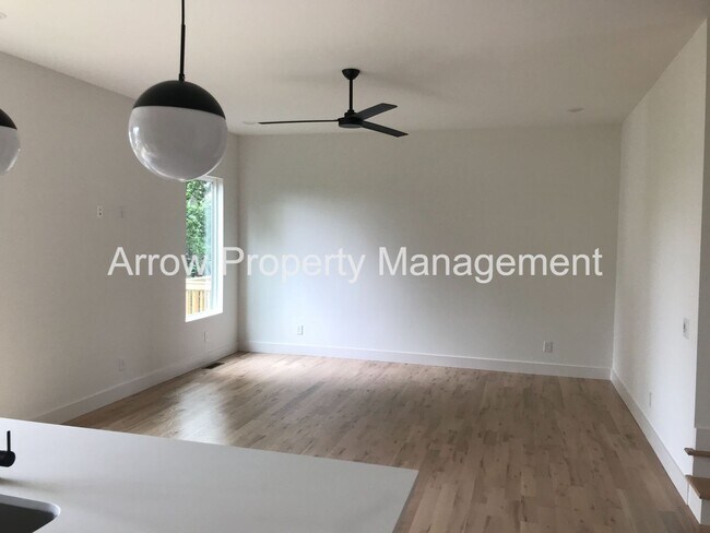 Building Photo - Gorgeous 4br New Construction in South Nas...