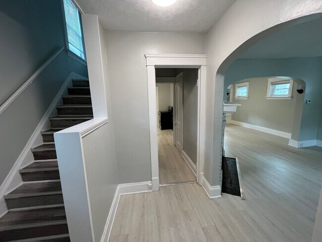 Building Photo - Three bedroom one bathroom home for rent