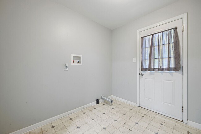 Building Photo - PRICE DROP on 3 Bedroom/1.5 Bath Northside Home ***Available NOW***