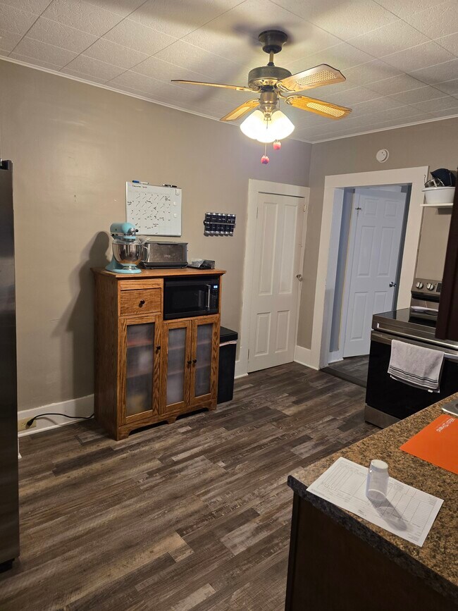 Building Photo - Bank Street