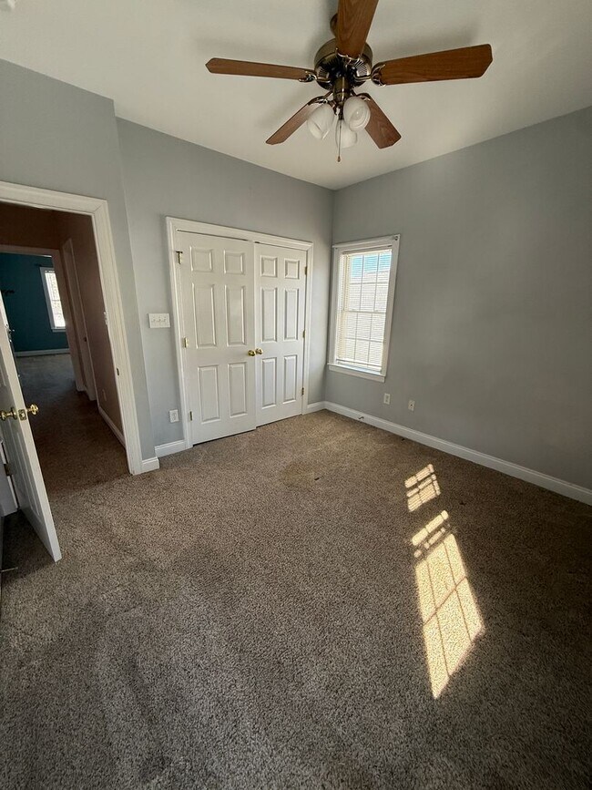 Building Photo - Large 4 Bedroom Home in Glen Allen