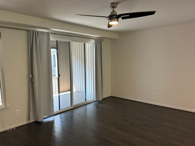 Building Photo - 4 level townhome in Westmoore ready for mo...