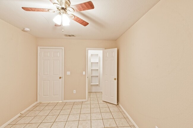 Building Photo - Duplex for lease with private backyard