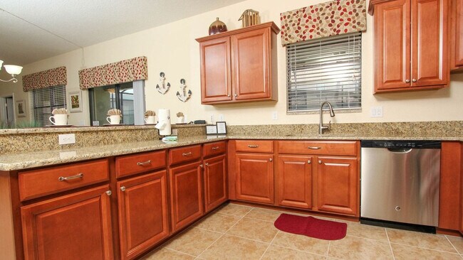 Building Photo - 1471 N Myrtlewood St